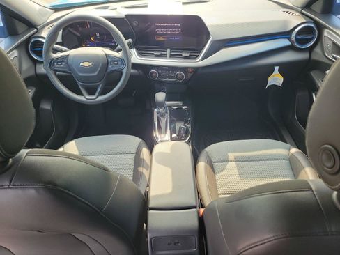 Used 2025 Chevrolet Trax LT FWD image 9