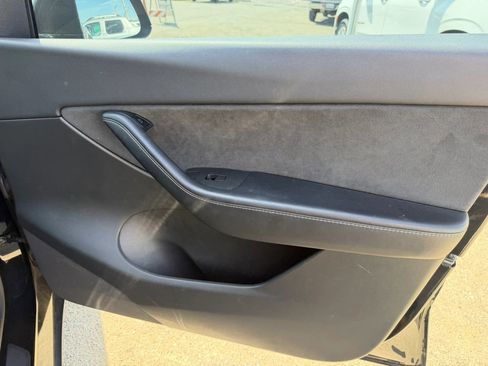 Used 2022 Tesla Model Y Performance image 15