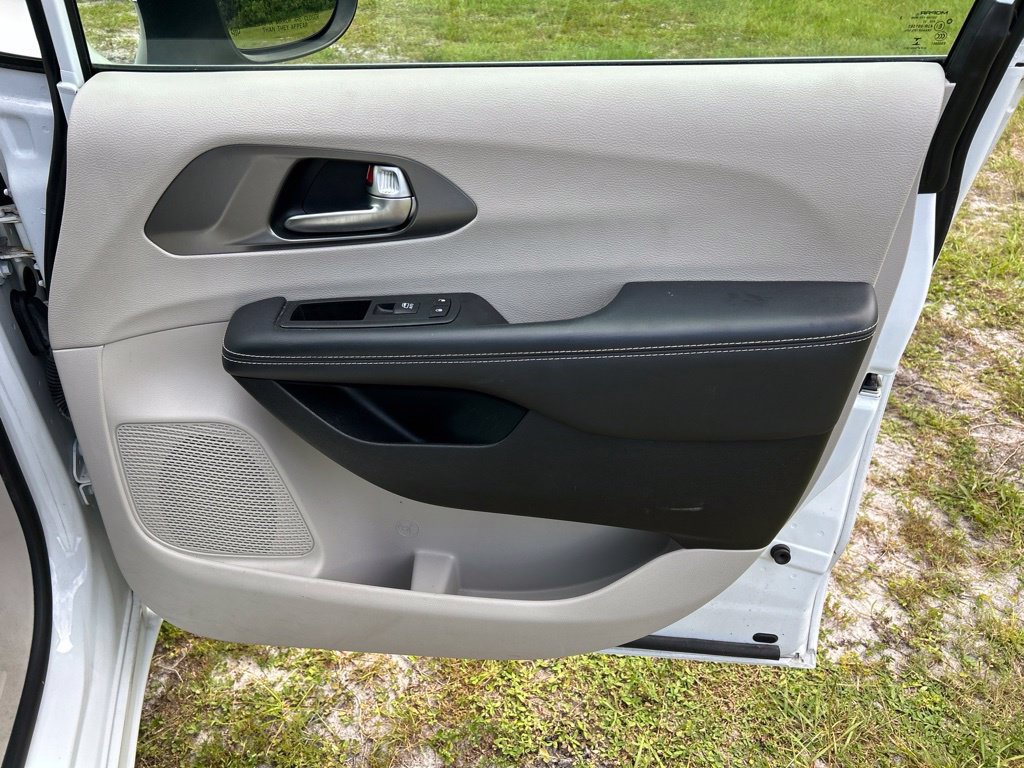 Used 2023 Chrysler Pacifica Touring-L FWD image 39
