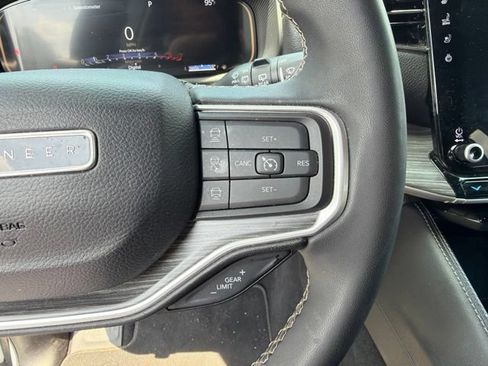 Used 2024 Jeep Wagoneer L Series II RWD image 23
