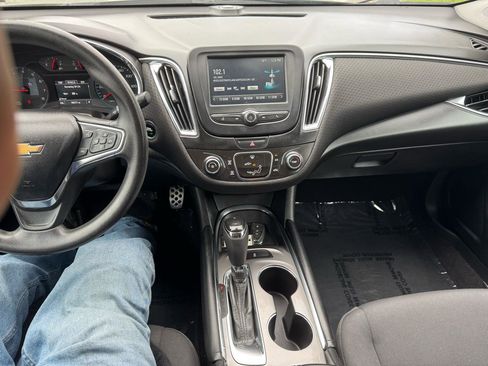 Used 2017 Chevrolet Malibu LT FWD image 17