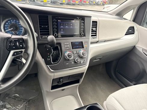 Used 2018 Toyota Sienna LE image 24
