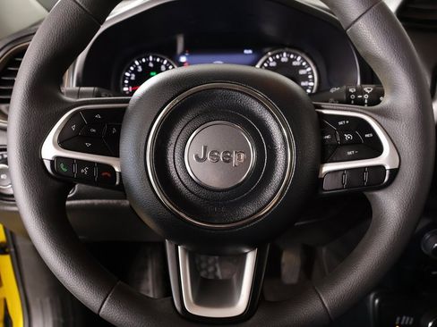 Used 2023 Jeep Renegade Latitude image 3