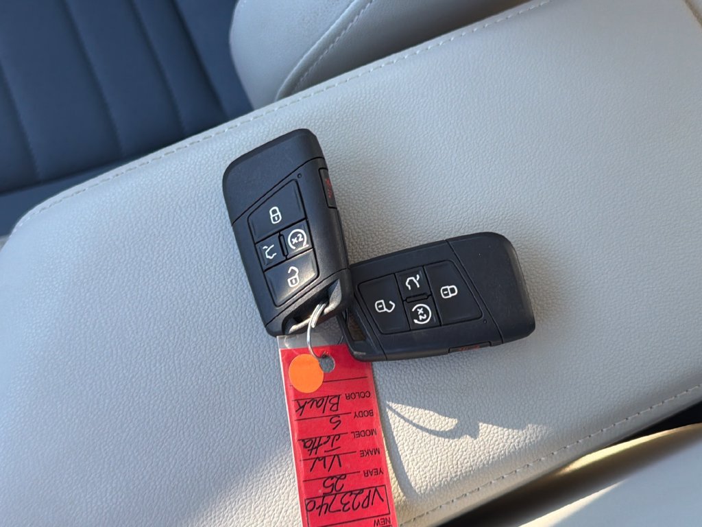 Used 2025 Volkswagen Jetta SE w/ Sunroof Package FWD image 24