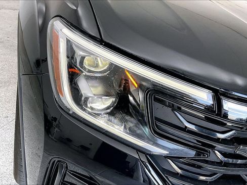 Used 2025 Volkswagen Atlas SE image 36