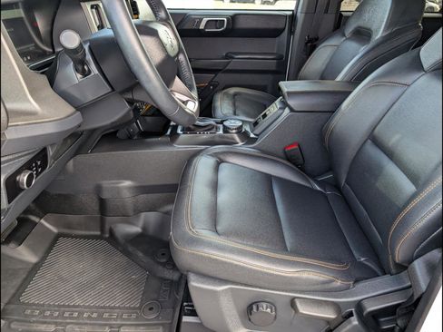 Used 2024 Ford Bronco Badlands image 9