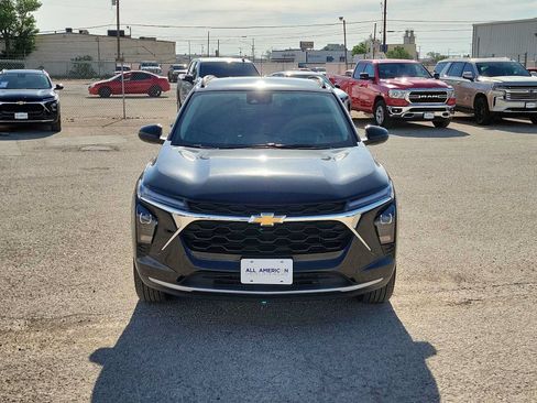 Used 2025 Chevrolet Trax LT FWD image 3