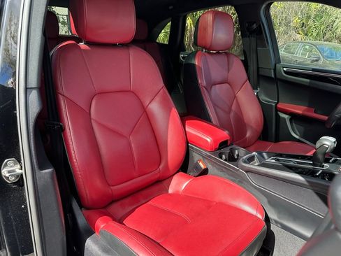 Used 2023 Porsche Macan AWD/4WD image 40