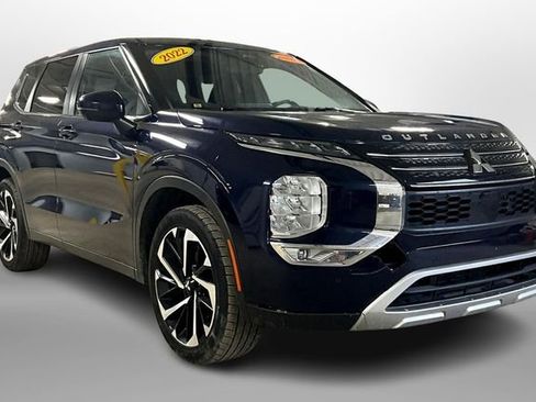 Used 2022 Mitsubishi Outlander SE image 1