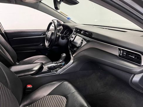Used 2019 Toyota Camry SE w/ Convenience Package FWD image 9