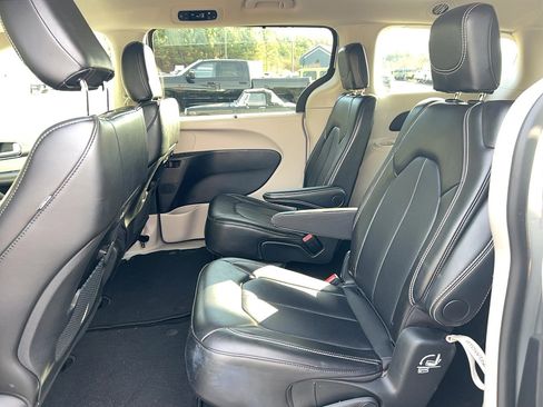 Used 2024 Chrysler Pacifica Touring-L image 26