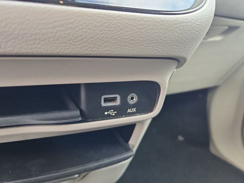 Used 2018 Chrysler Pacifica Touring-L FWD image 27