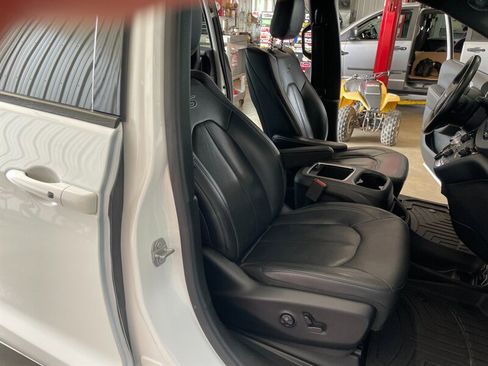 Used 2018 Chrysler Pacifica Touring-L Plus w/ S Appearance Package FWD image 21