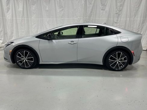 Used 2025 Toyota Prius XLE image 4