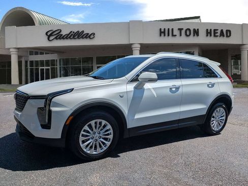 Used 2024 Cadillac XT4 Luxury w/ Cold Weather Package FWD image 2