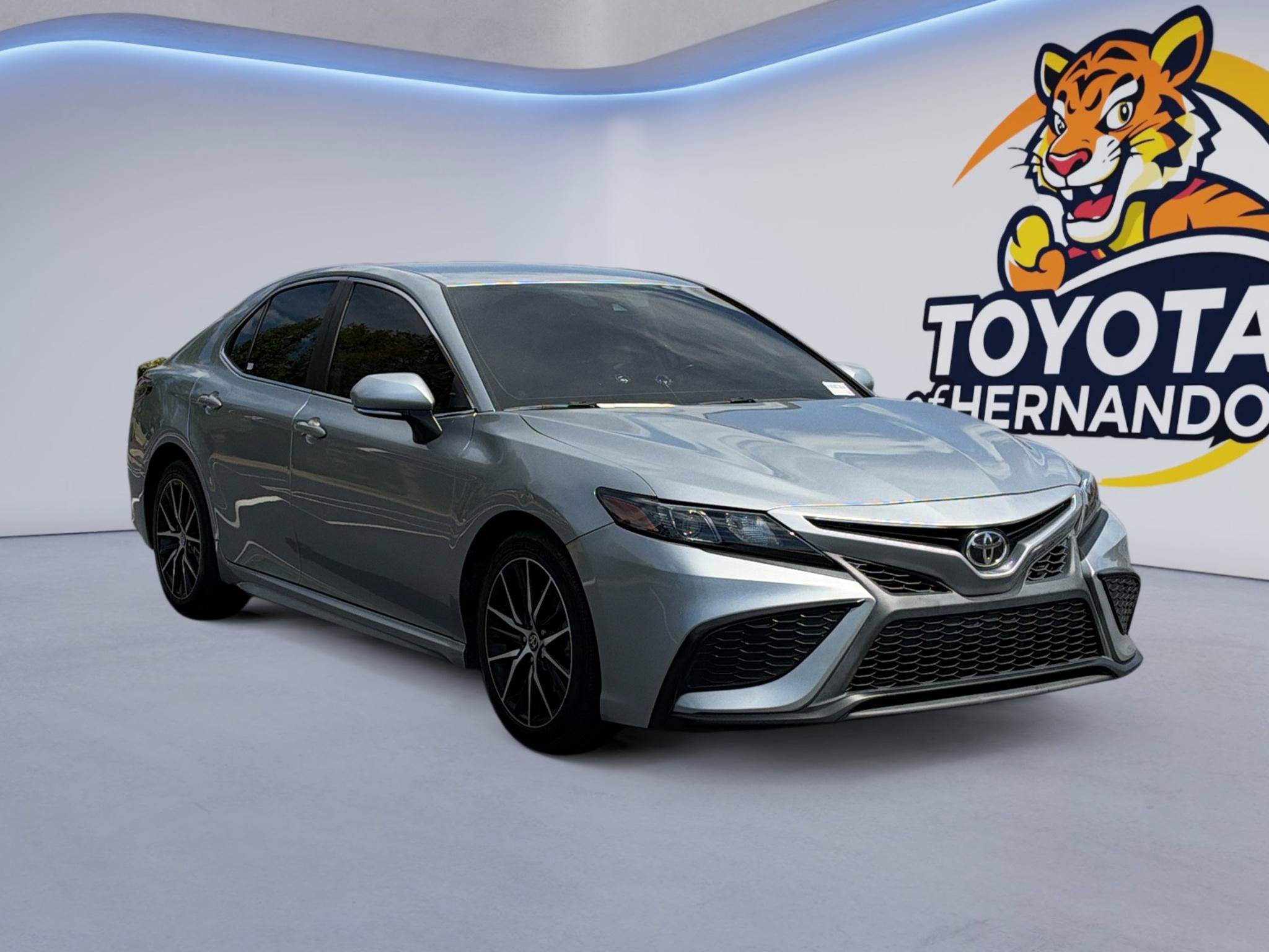 Used 2022 Toyota Camry SE FWD image 3