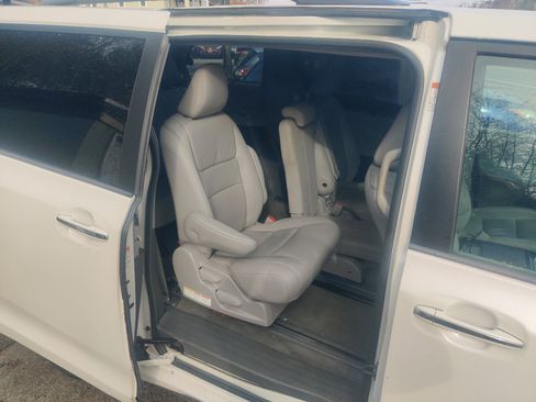 Used 2015 Toyota Sienna XLE image 16