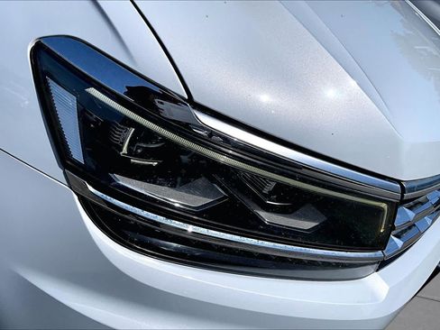 Used 2018 Volkswagen Tiguan SEL Premium FWD image 29