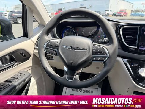 Used 2024 Chrysler Pacifica Touring-L FWD image 15