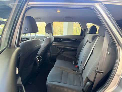 Used 2019 Kia Sorento LX image 21