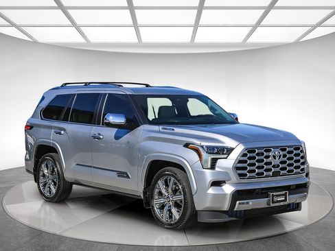 Used 2025 Toyota Sequoia Capstone AWD/4WD image 5