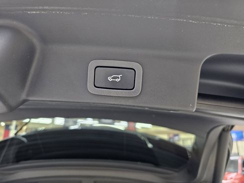 Used 2017 Jaguar F-PACE Premium image 14