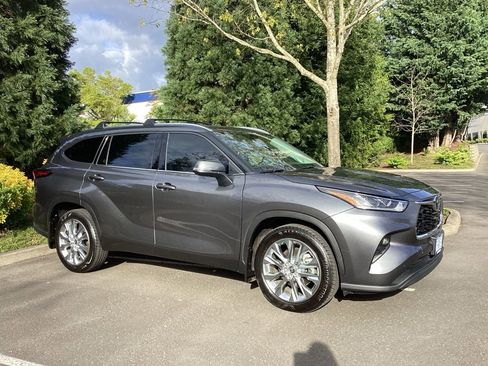 Used 2023 Toyota Highlander Limited image 7