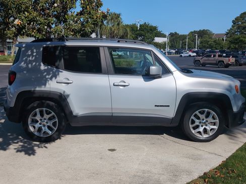 Used 2018 Jeep Renegade Latitude FWD image 11