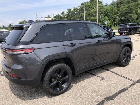 Used 2023 Jeep Grand Cherokee Altitude AWD/4WD image 3