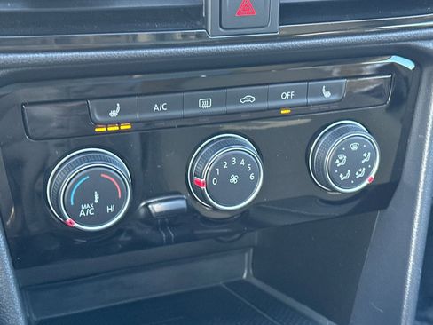 Used 2023 Volkswagen Taos SE w/ Panoramic Sunroof Package image 17