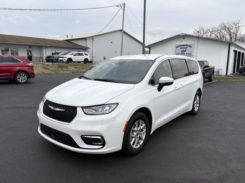 Used 2023 Chrysler Pacifica Touring image 19