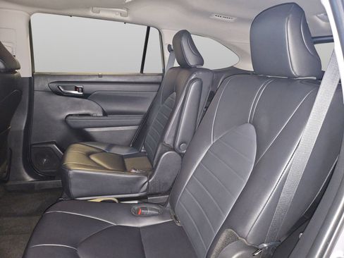 Used 2024 Toyota Highlander XLE FWD image 42
