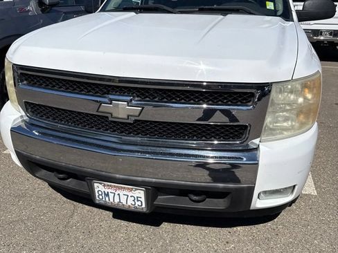 Used 2007 Chevrolet Silverado 1500 LT w/ 1LT Convenience Package AWD/4WD image 2