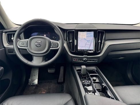 Certified 2025 Volvo XC60 B5 Core image 24