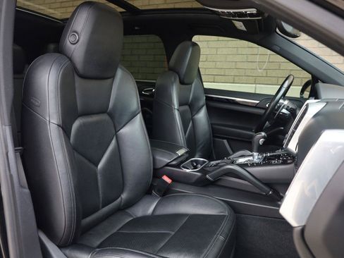 Used 2018 Porsche Cayenne AWD/4WD image 31