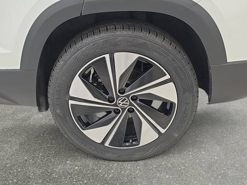 Used 2024 Volkswagen Taos SE AWD/4WD image 30