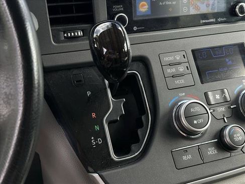 Used 2020 Toyota Sienna XLE w/ XLE Navigation Package image 19