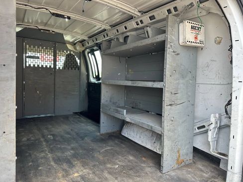 Used 2018 Chevrolet Express 2500 w/ Driver Convenience Package RWD image 8