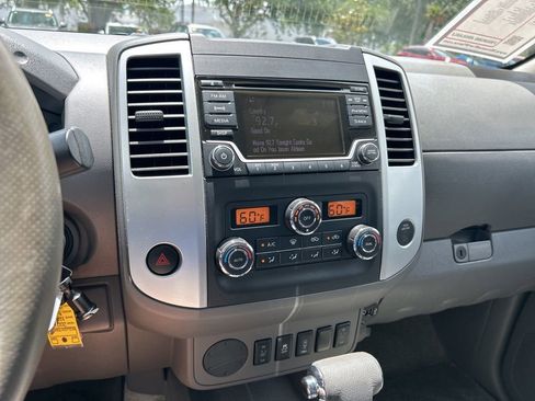 Used 2017 Nissan Frontier 2WD Crew Cab image 31