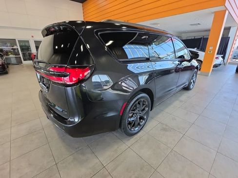 Used 2021 Chrysler Pacifica Limited AWD/4WD image 7