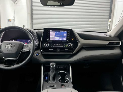 Used 2021 Toyota Highlander XLE AWD/4WD image 10
