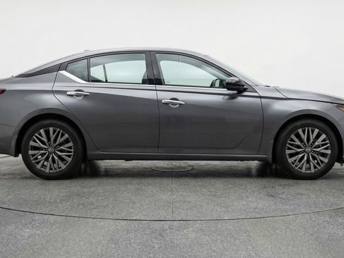 Used 2025 Nissan Altima 2.5 SV FWD image 11