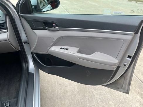 Used 2020 Hyundai Elantra SE FWD image 17
