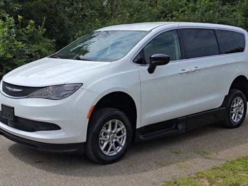 Used 2024 Chrysler Voyager LX image 3