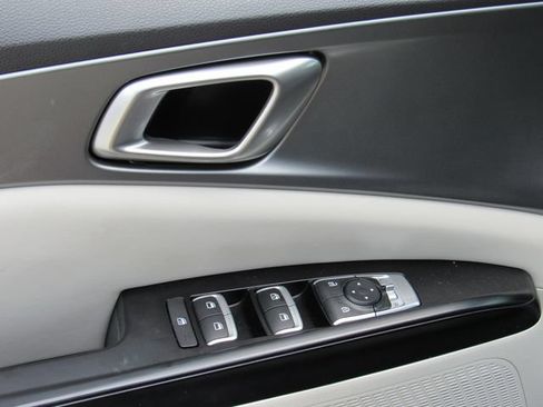 Used 2024 Kia Carnival LX FWD image 21