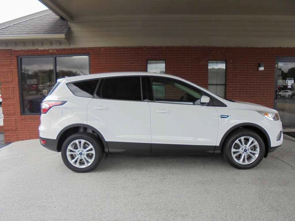 Used 2017 Ford Escape SE AWD/4WD image 2