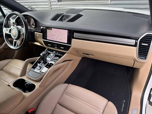 Used 2022 Porsche Cayenne Platinum Edition image 17