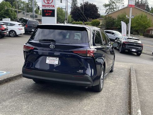 Used 2021 Toyota Sienna XLE FWD image 10