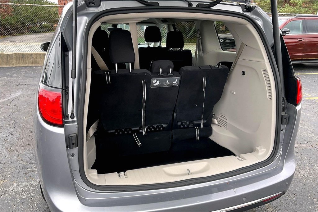 Used 2019 Chrysler Pacifica Touring Plus w/ Cold Weather Group FWD image 28
