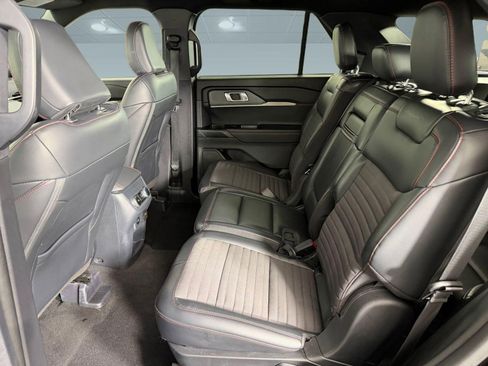 Used 2025 Ford Explorer ST-Line w/ ST-Line Street Pack image 12
